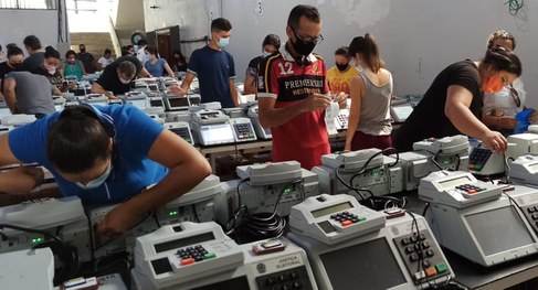 Você está visualizando atualmente Eleições 2020: Justiça Eleitoral de Roraima realiza carga e lacre das urnas eletrônicas