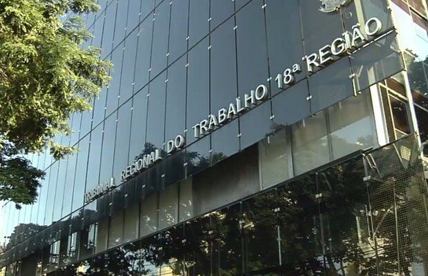 Foto de detalhe da fachada da sede do Tribunal Regional do Trabalho da 18ª Região (TRT18), em Goiânia (GO).