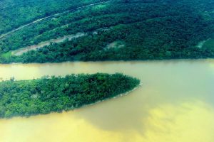 Foto aérea de rio na Amazônia, tirada em 2011