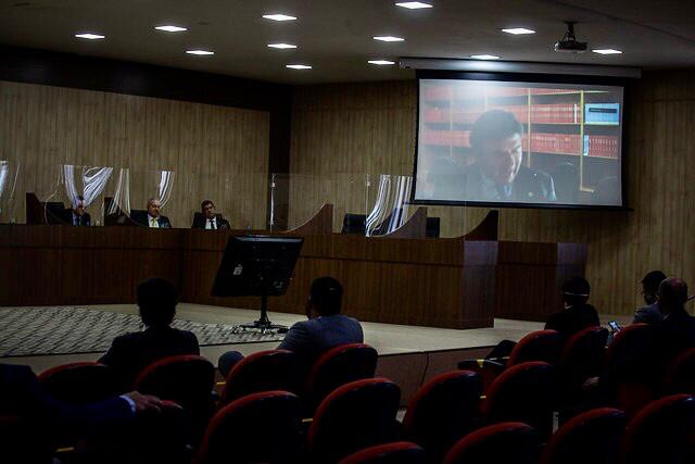 Foto geral da cerimônia de lançamento do Juízo 100% Digital no Tribunal de Justiça do Amazonas (TJAM), com o ministro Luiz Fux no telão, por videoconferência.