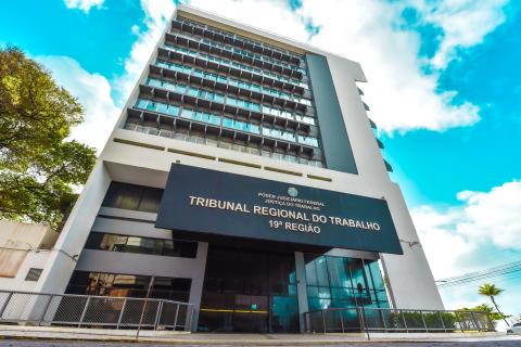 Foto da fachada da sede do Tribunal Regional do Trabalho da 19ª região (TRT19), em Maceió (AL).