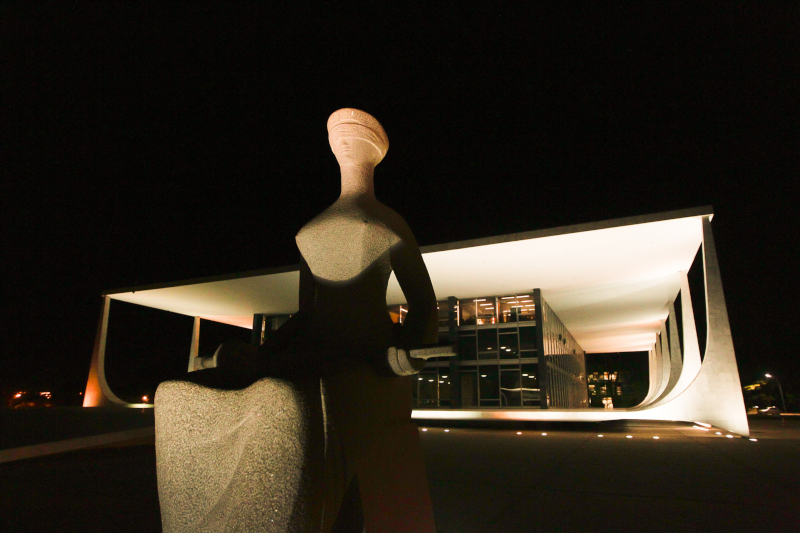 Foto noturna da fachada da sede do Supremo Tribunal Federal (STF), em Brasília (DF).