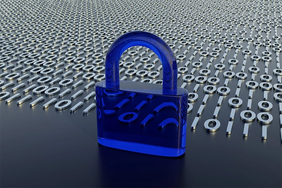 Ilustração mostra um cadeado azul semitransparente à frente de uma série de "0" e "1" representando linguagem binária de codificação.