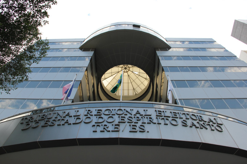 Foto da fachada da sede do Tribunal Regional Eleitoral do Espírito Santo (TRE-ES), em Vitória (ES).