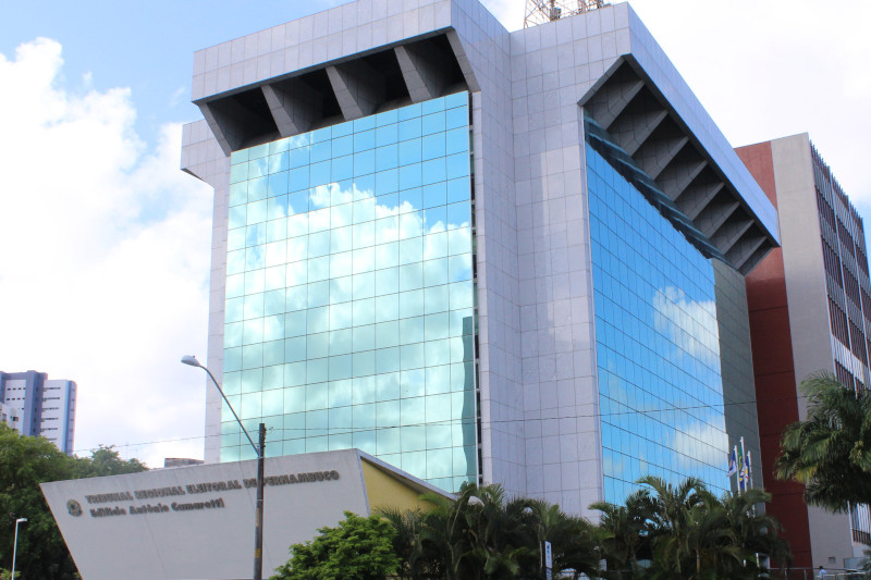 Foto da fachada da sede do Tribunal Regional Eleitoral de Pernambuco, em Recife (PE).