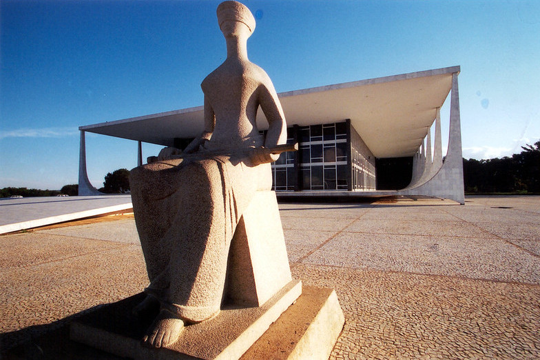 Foto da fachada do Supremo Tribunal Federal (STF), com destaque à estátua à frente do prédio