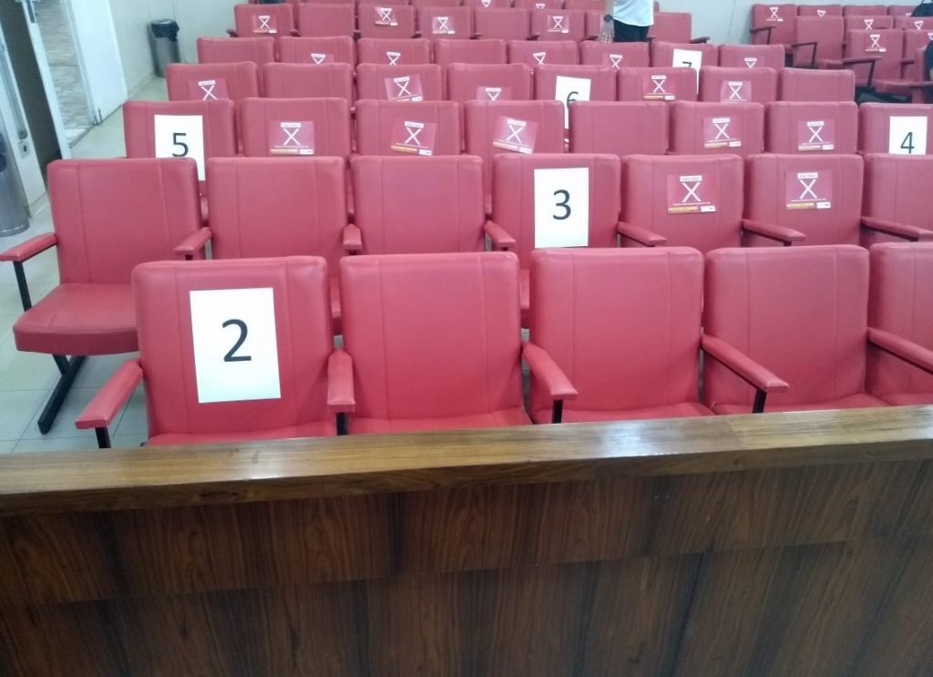 O salão do júri de Osasco/SP devidamente adaptado para garantir o distanciamento social entre os jurados - Foto: Divulgação 