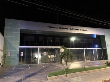 Foto da fachada da sede do Tribunal Regional Eleitoral do Acre (TRE-AC), em Rio Branco (AC)