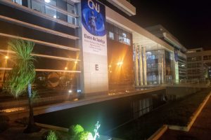 Foto noturna da fachada da sede do Conselho Nacional de Justiça (CNJ), em Brasília. Em destaque em uma das paredes, um banner que destaca os Eixos da Justiça trabalhados na gestão do ministro Luiz Fux (2020-2022).