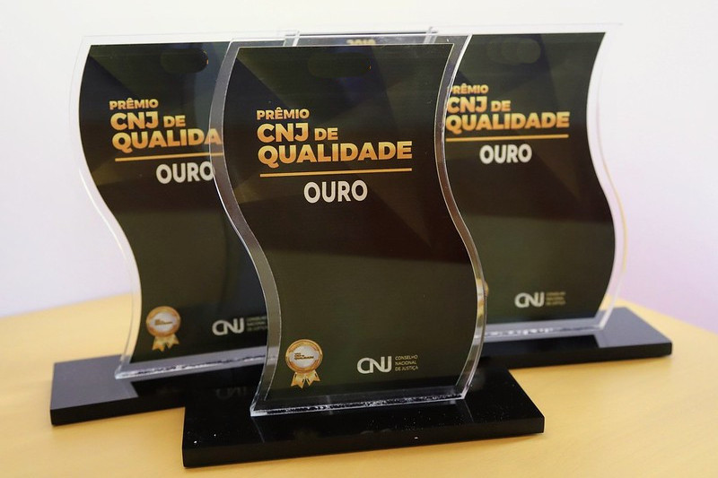 Foto mostra trofeus do Prêmio CNJ de Qualidade.
