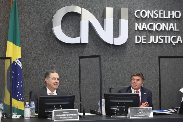 Celebração de adesão do Tribunal Superior Eleitoral ao Programa Justiça 4.0 - Ministro Luís Roberto Barroso, presidente do TSE, e ministro Luiz Fux, presidente do Conselho Nacional de Justiça - Foto: Romulo Serpa/Ag.CNJ