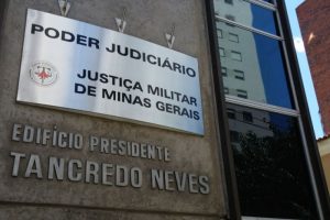 Foto da placa na fachada da sede do Tribunal de Justiça Militar de Minas Gerais (TJMMG), em Belo Horizonte (MG)