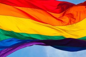 Foto da bandeira do movimento LGBTQIA+.