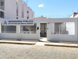 Foto da fachada da sede da DPMG em Janaúba.