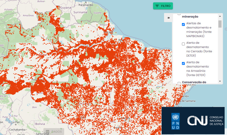 Trecho de tela do SireneJud, onde se vê o mapa do Brasil com diversos pontos marcados em vermelho, relacionados à seleção de "Alertas de desmatamento e mineração (fonte MAPBIOMAS)" e "Alerta de desmatamento na Amazônia (fonte DETER)". Acima do mapa tem uma caixa de seleção de filtros de busca.