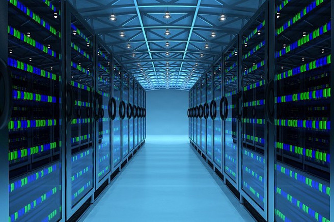 Foto mostra um ambiente tecnológico com diversos servidores enfileirados em armários.