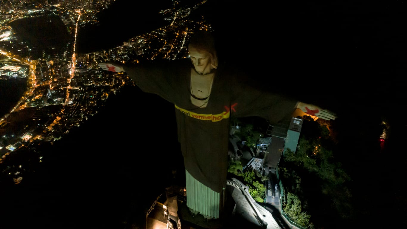 Você está visualizando atualmente Sinal Vermelho: ato no Cristo Redentor destaca combate à violência contra mulher