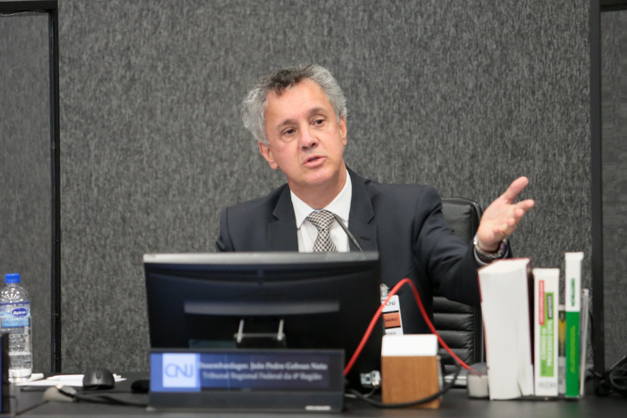 Foto do desembargador do TRF4 Gebran Neto falando durante a IV Jornada Nacional de Direito da Saúde