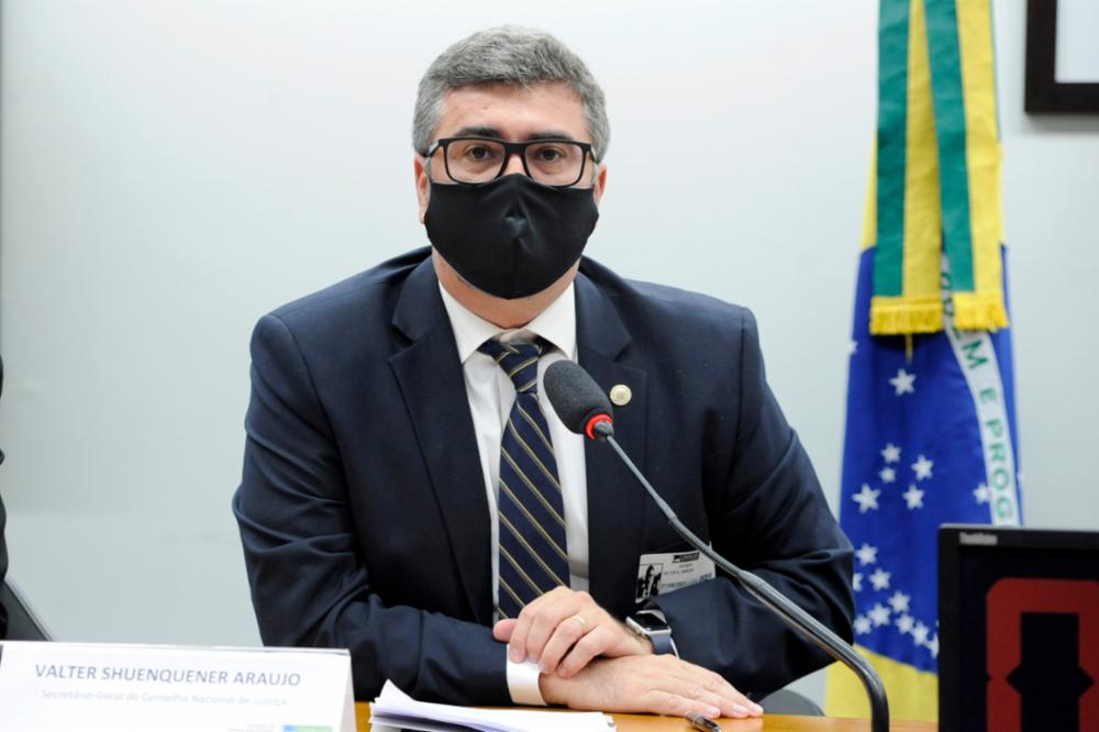 Foto do secretário-geral do CNJ, Valter Shuenquener durante Audiência Pública sobre a implementação da Lei 14.149/21.