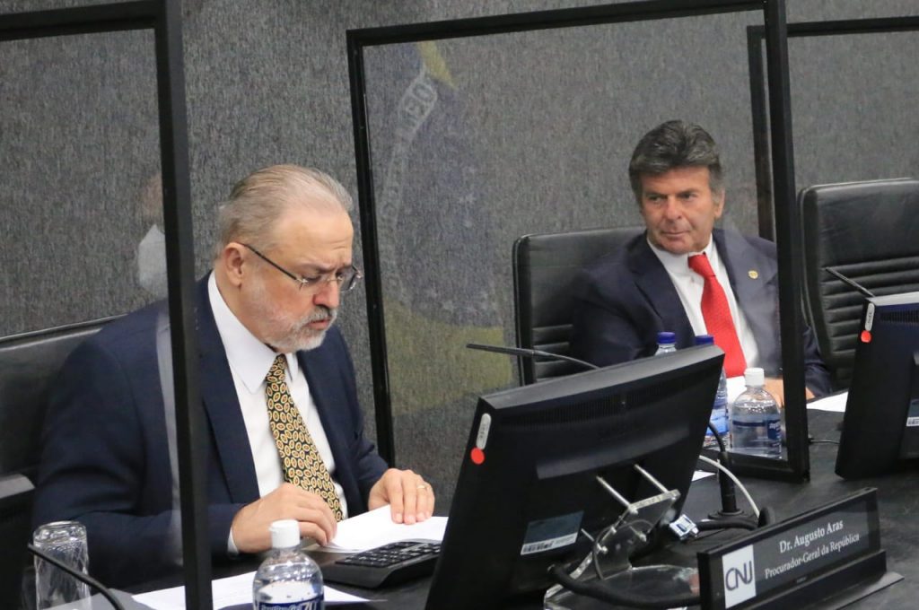 Procurador-geral da República Augusto Aras (esq.) e o presidente do CNJ, Luiz Fux, durante a cerimônia que lançou a regulamentação do Sirenejud