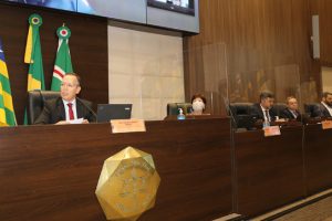 Foto da bancada do plenário no Tribunal de Justiça de Goiás, com as seguintes pessoas, da esquerda para a direita: presidente do Tribunal, Carlos Alberto França, conselheira do CNJ Ivana Farina, secretário-geral do CNJ Valter Shuenquener e o secretário especial de Programas, Pesquisas e Gestão Estratégica do CNJ, Marcus Lívio.