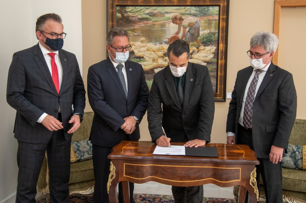 Presidente da Escola Judicial do Paraná, desembargador Ramon de Medeiros Nogueira, conselheiro Luiz Fernando Keppen, presidente do TJPR, desembargador José Laurindo de Souza Netto e desembargadorRoberto Bacellar - Foto: Ascom TJPR