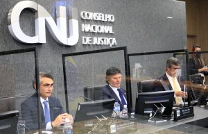 Solenidade de assinatura de Termo de Cooperação Técnica entre o CNJ e a Federação Brasileira de Bancos, presidente da Febraban, Isaac Sidney, presidente do CNJ, ministro Luiz Fux e o secretário-geral do CNJ, Valter Shuenquener - Foto: Gil Ferreira/Agência CNJ