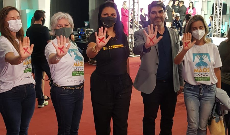 Juízas Fabiana Pagel da Silva e Madgéli Frantz Machado, do Tribunal de Justiça do Rio Grande do Sul, conselheira do CNJ Tânia Regina Silva Reckziegel, vice-presidente da Ansibbrasil, Marcelo Chiodo, e juíza-corregedora Tais Culau de Barros, titular da Coordenadoria Estadual das Mulheres em Situação de Violência Doméstica do TJRS - Foto: DivulgaçãoOTO: Divulgação