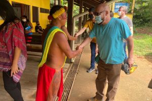 Foto mostra momento de visita do TJAP e comitiva do CNJ na aldeia Aramirã.