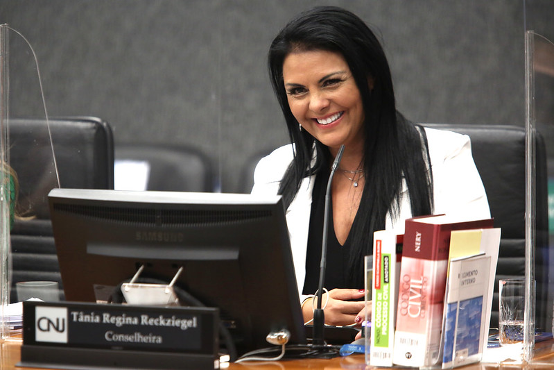 Foto da conselheira Tânia Reckziegel sorrindo durante sessão plenária do CNJ.