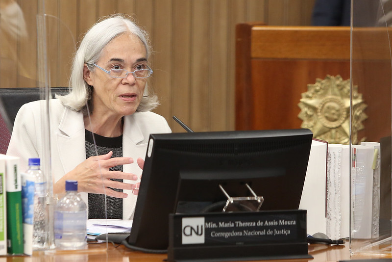 Foto mostra a corregedora nacional de Justiça, ministra Maria Thereza de Assis Moura, durante a 61ª Sessão Extraordinária do CNJ.