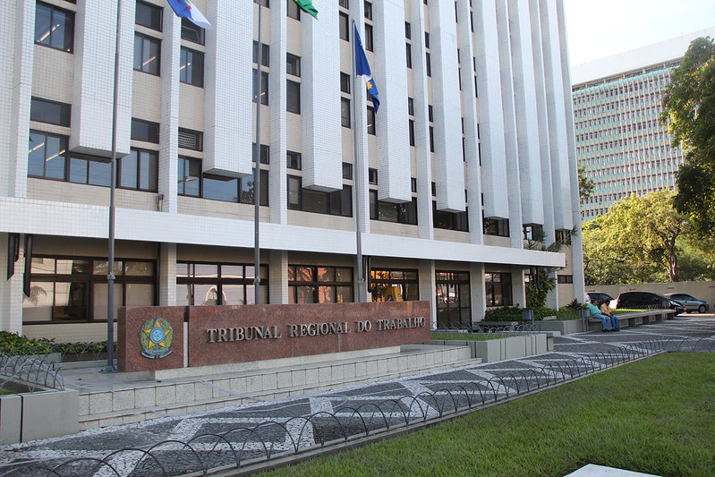 Foto da fachada da sede do Tribunal Regional do Trabalho da 6ª Região (TRT6), em Recife (PE).
