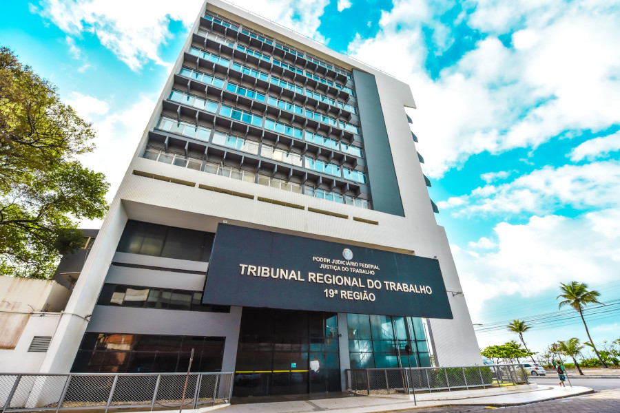 Foto da fachada da sede do Tribunal Regional do Trabalho da 19ª região (TRT19), em Maceió (AL).