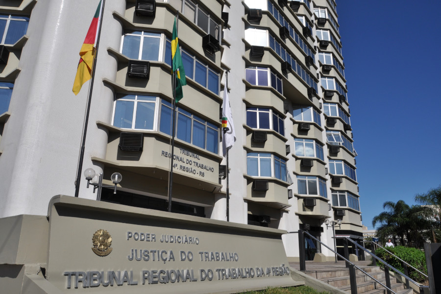 Foto da fachada da sede do Tribunal Regional do Trabalho da 4ª Região, em Porto Alegre (RS).