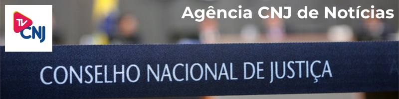 Foto de faixa no plenário do CNJ com o texto "Conselho Nacional de Justiça". Ainda há aplicação do texto Agência CNJ de Notícias.