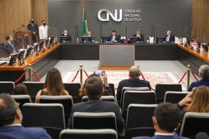 Foto do plenário do CNJ mostra visão ampla de participantes do evento.