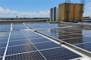 Foto de paineis de energia solar instalados em telhado de unidade do TRT23.