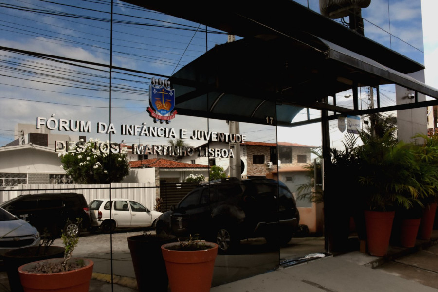 Foto da entrada do Fórum da Infância e Juventude de João Pessoa (PB).