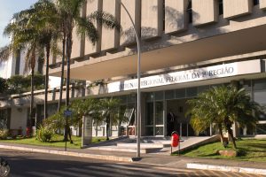 Foto da fachada da sede do Tribunal Regional Federal da 1ª Região (TRF1), em Brasília (DF).