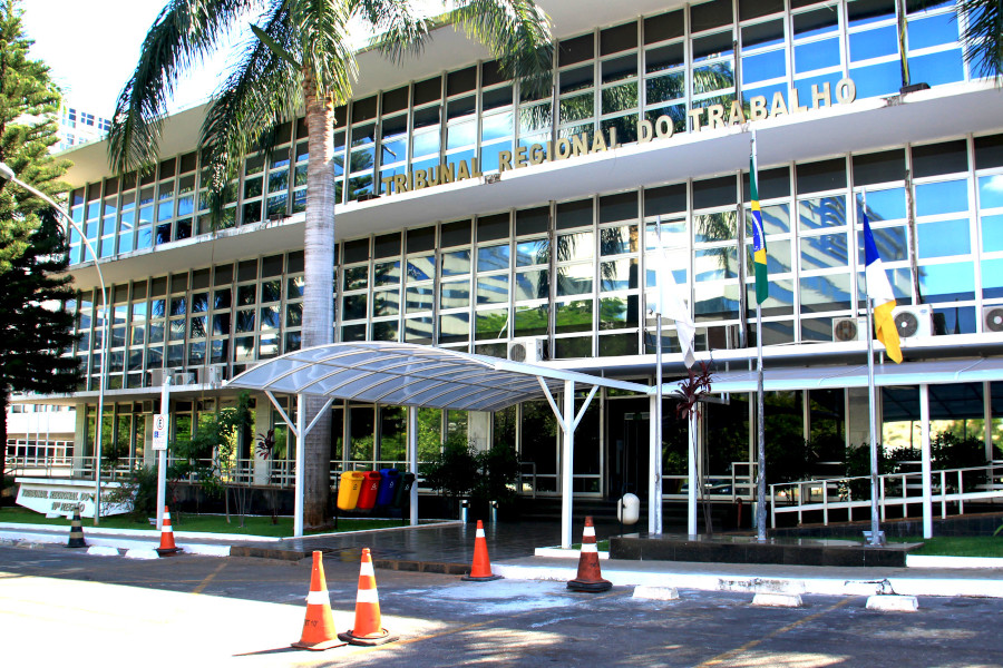 Foto da fachada da sede do Tribunal Regional do Trabalho da 10ª Região, em Brasília