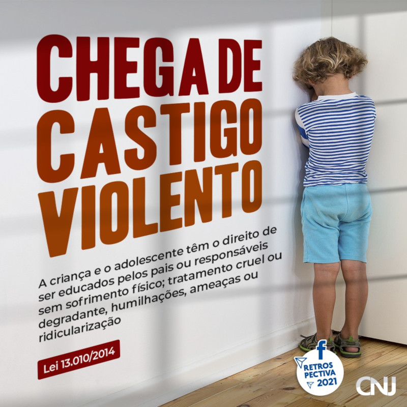 Criança encostada no canto de uma parede com as mãos no rosto, representando um castigo. Texto: Chega de castigo violento. Toda criança e adolescente tem o direito de ser educado pelos pais ou responsáveis sem sofrimento físico; tratamento cruel ou degradante, humilhações, ameaças ou ridicularização. Lei 13.010/2014. Retrospectiva 2021.