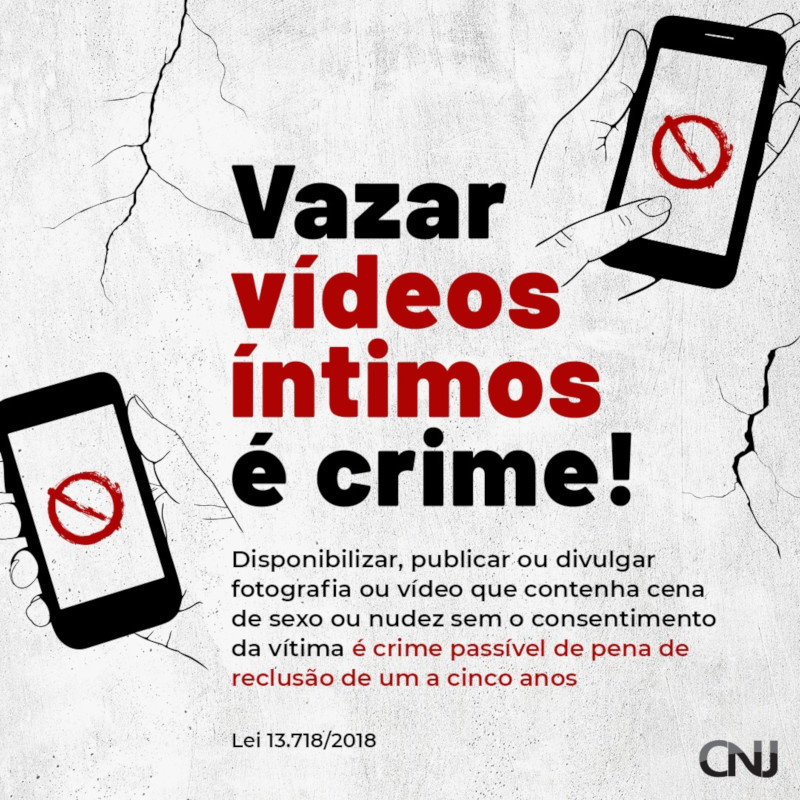 Sobre parede com rachadura, ilustrações de contorno de mãos segurando um celular com o símbolo de proibido na tela de cada celular. Texto: Vazar vídeos íntimos é crime! Disponibilizar, publicar ou divulgar fotografia ou vídeo que contenha cena de sexo ou nudez sem o consentimento da vítima é crime passível de pena de reclusão de um a cinco anos. Lei 13.718/2018.