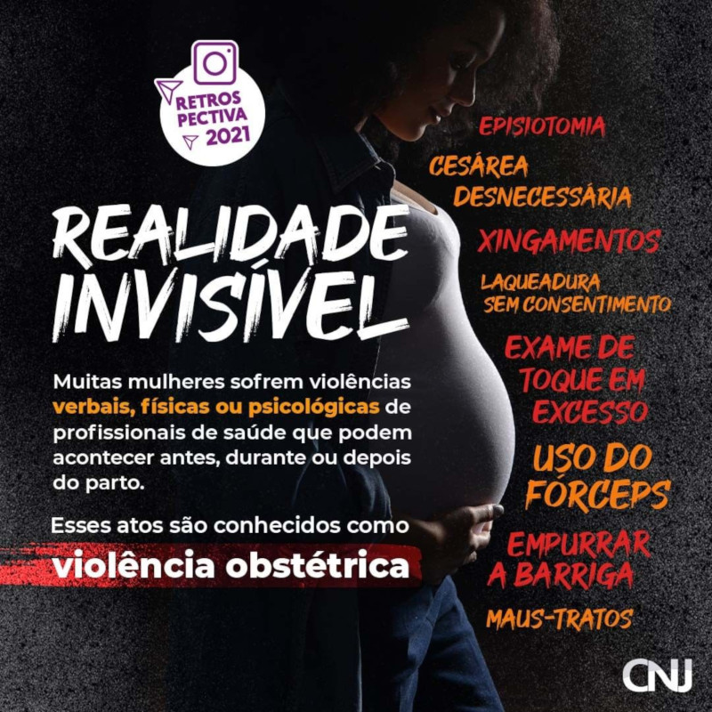 Foto do perfil de uma gestante sobre o fundo escuro. Texto na lateral, seguindo o contorno do corpo da gestante. Texto: Realidade invisível. Muitas mulheres sofrem violências verbais, físicas ou psicológicas de profissionais de saúde que podem acontecer antes, durante ou depois do parto. Esses atos são conhecidos como violência obstétrica. Episiotomia. Cesárea desnecessária. Xingamentos. Laqueadura sem consentimento. Exame de toque em excesso. Uso do fórceps. Empurrar a barriga. Maus-tratos. Retrospectiva 2021.