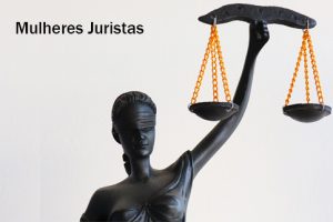 Foto mostra uma estátua da deusa grega Têmis segurando uma balança. Texto: Mulheres Juristas.