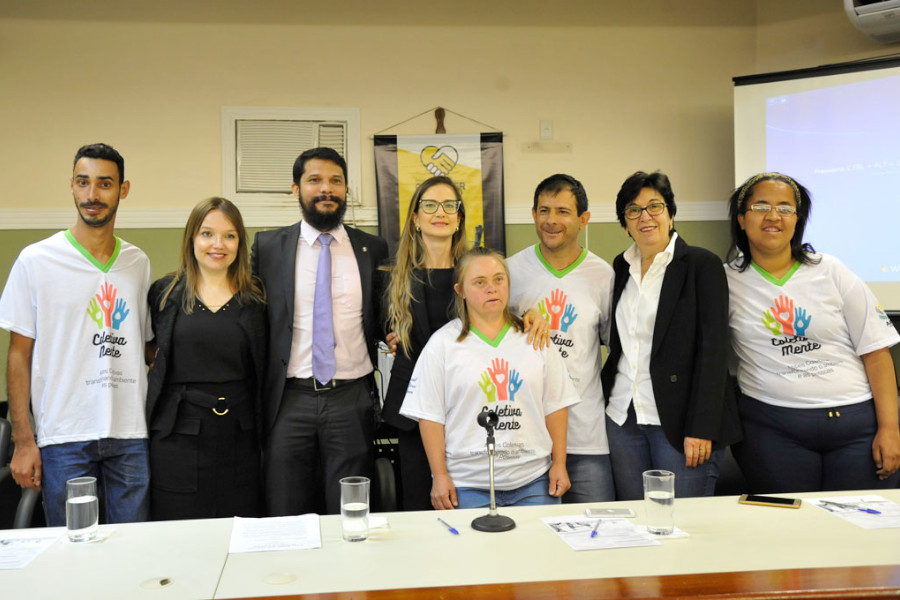 Foto mostra juízes que idealizaram o programa junto a participantes do Com Viver.