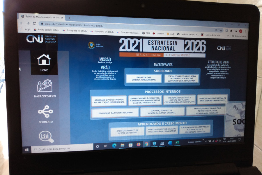 Foto mostra uma tela de notebook acessando o Painel de Indicadores da Estratégia Nacional do Judiciário.
