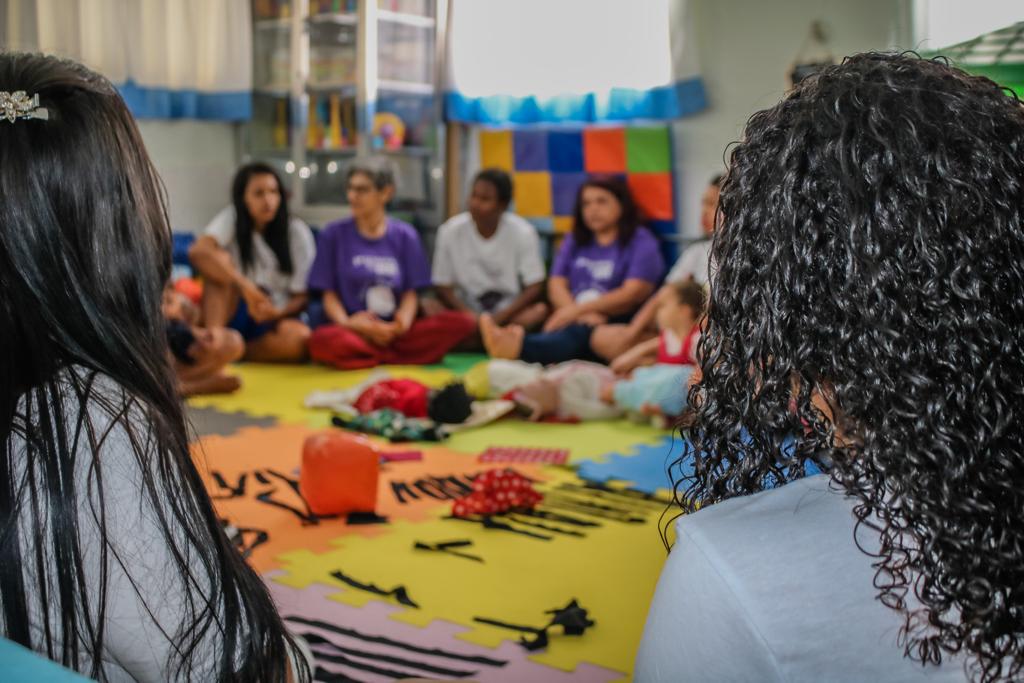 Foto de mães presas na unidade materno infantil anexa à Penitenciária Talavera Bruce, do Complexo Penitenciário de Gericinó, durante atividade do projeto.