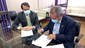 Foto mostra assinatura do termo de cooperação entre TRE-BA e Fieb.
