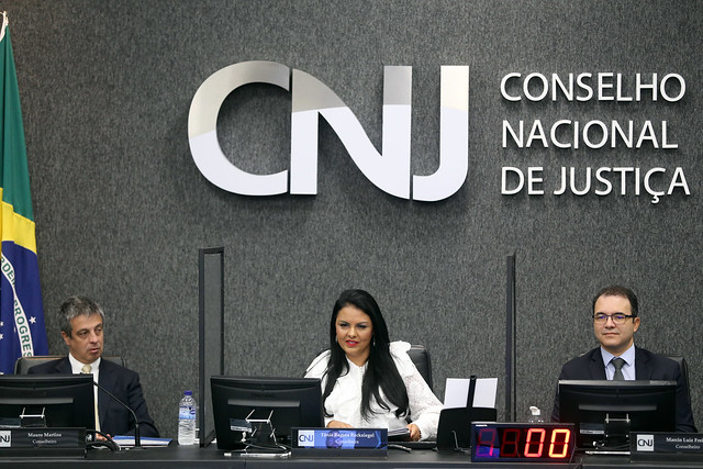 Foto do plenário do CNJ durante o evento, com destaque à ex-conselheira Tânia Reckziegel.