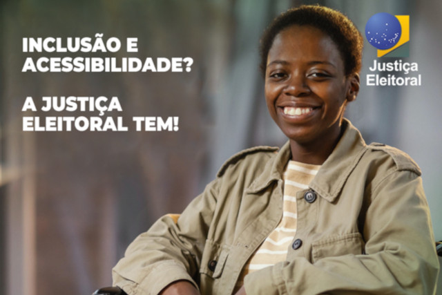 Foto mostra mulher negra em cadeira de rodas. Texto: Inclusão e acessibilidade? A Justiça Eleitoral tem!